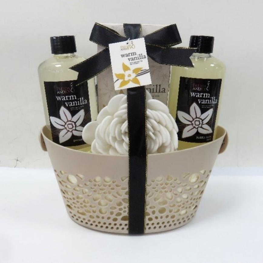 566460_VANILLA BATH &amp; BODY BASKET